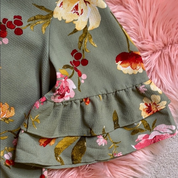 Urban Romantics Green Flower Blouse w/Bell Sleeve - Picture 4 of 8